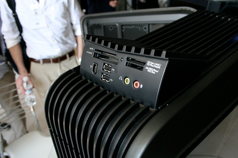 Illustration for article titled The Love Child of HP and Voodoo: Blackbird 002 Gaming PC Photos and Impressions